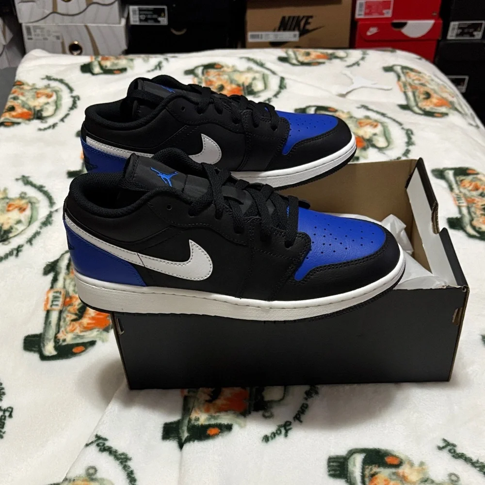 Jordan Men's Black and Royal Blue Sneakers